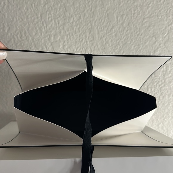 FIRM NOT FLIMSY CHANEL Gift Box - Picture 5 of 5